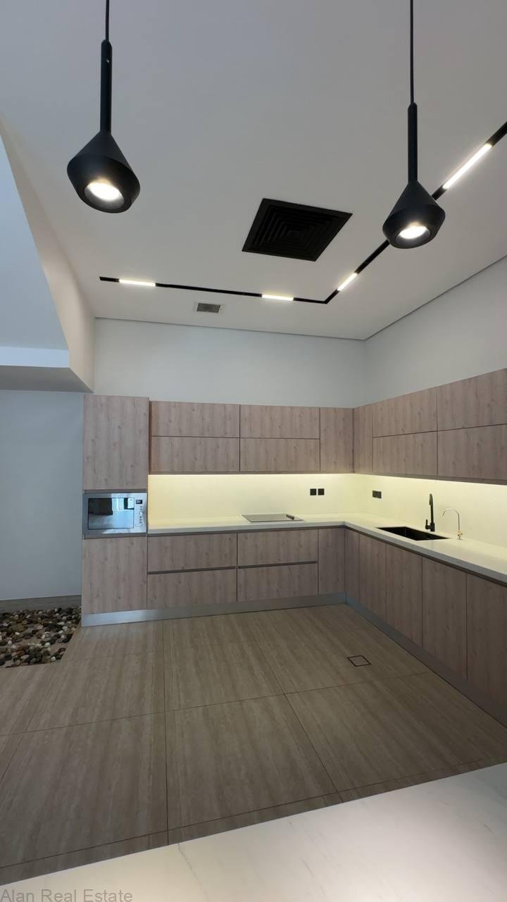 photo_6003588579109571959_y Luxury Corner House for Rent | Al Malqa